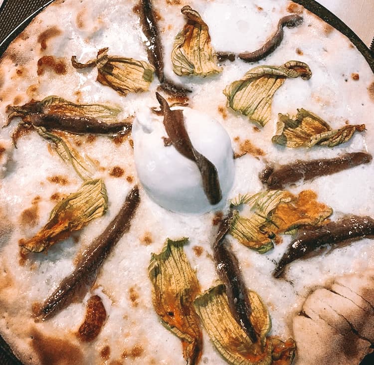 Pizza acciughe, bufala e fiori di zucca